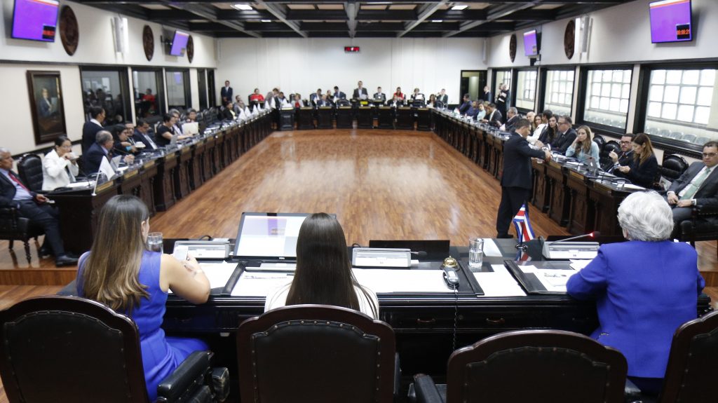 Diputados de Costa Rica a GPT-4: «Piensa como abogado»