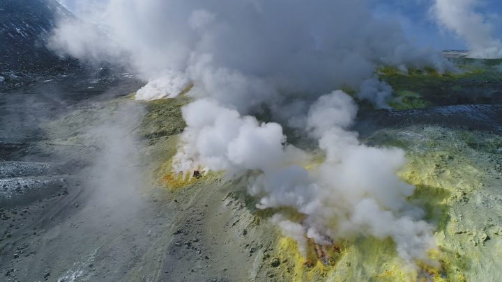 Investigan flujos de azufre fundido en volcán Lastarria