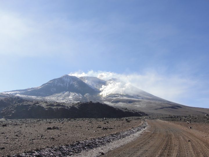 El volcán Lastarria -también conocido como el volcán de azufre-, es un estratovolcán activo del desierto de Atacama y que tiene una altitud de más de 5.600 metros sobre el nivel del mar