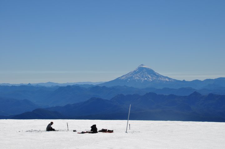 Científicos haciendo mediciones del glaciar