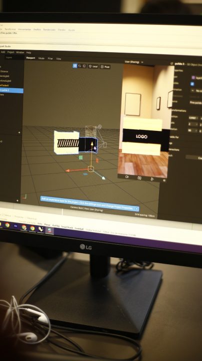 Monitor muestra un programa de realidad aumentada