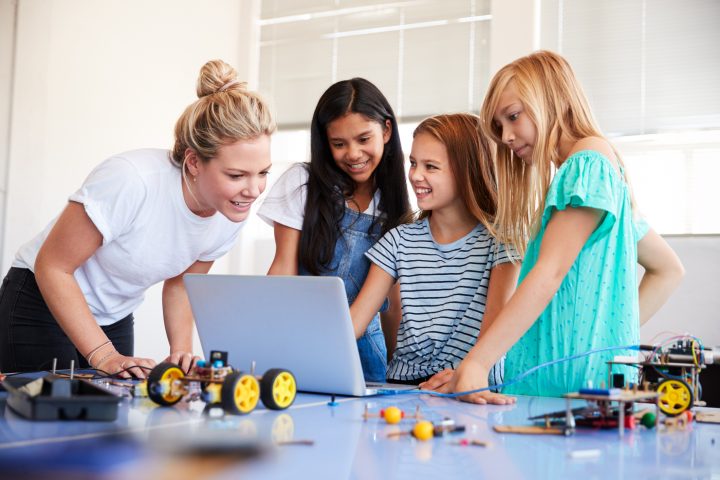 Cursos gratuitos a 900 niñas para que desarrollen aplicaciones