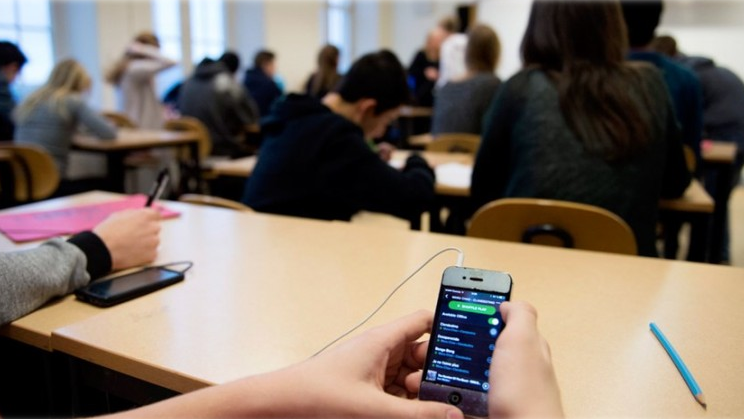 Regular los celulares en el aula trae beneficios para el aprendizaje