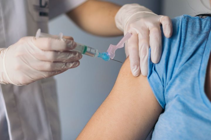 Metro dispone puntos de vacunación gratuita contra Covid-19 e influenza