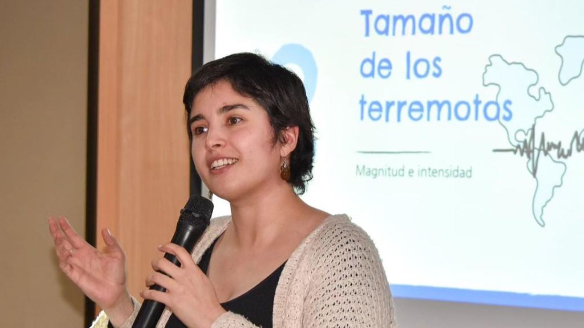 María Constanza Flores: La geofísica e influencer de los terremotos