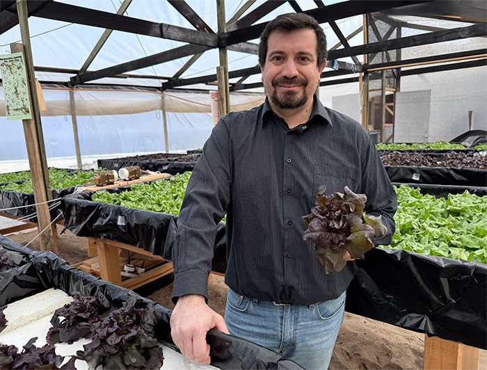 Francisco Albornoz, profesor de la Facultad de Agronomía y Sistemas Naturales, e investigador del Centro UC Desierto de Atacama, quien lidera el proyecto. (Crédito fotográfico: Nicole Saffie)