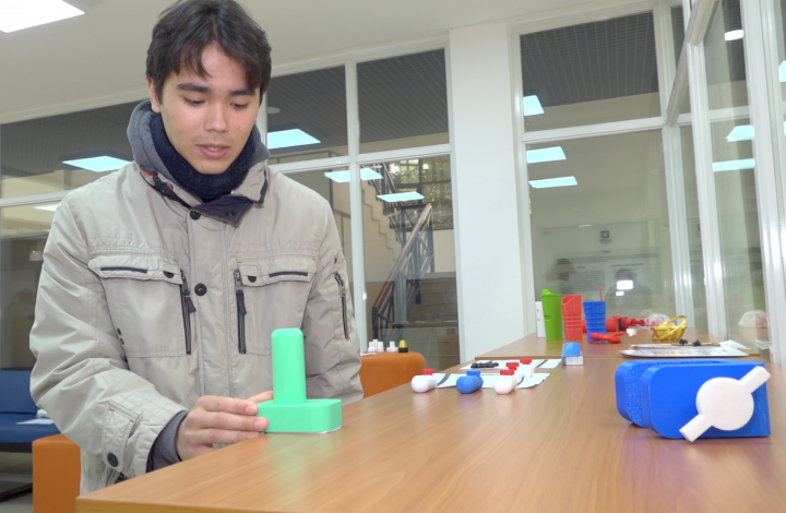Estudiantes desarrollaron piezas 3D para prótesis de niños de la Teletón