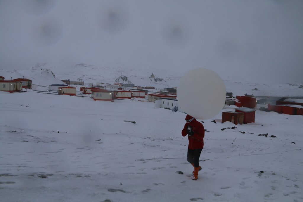 Los estudios involucraron observaciones in situ de parámetros atmosféricos a través del lanzamiento de radiosondas y permitieron comprender mejor estos fenómenos y sus impactos.