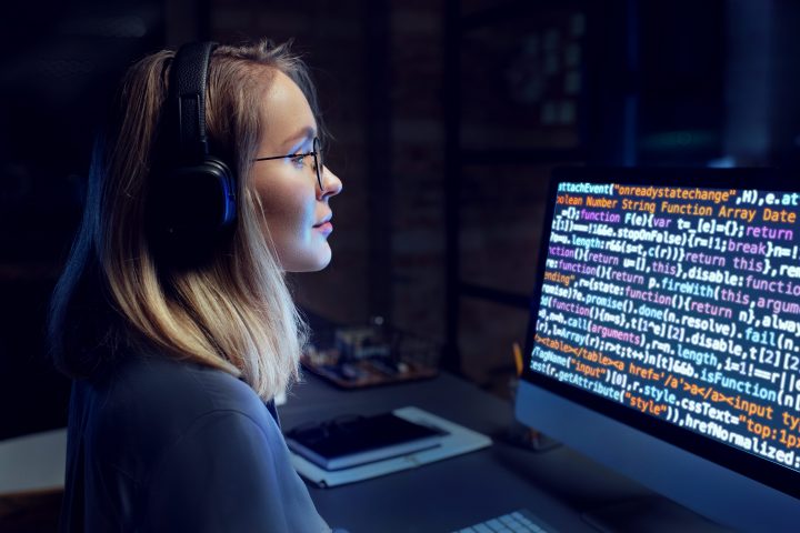 Lanzan 2 mil becas para fomentar el talento femenino en Inteligencia Artificial