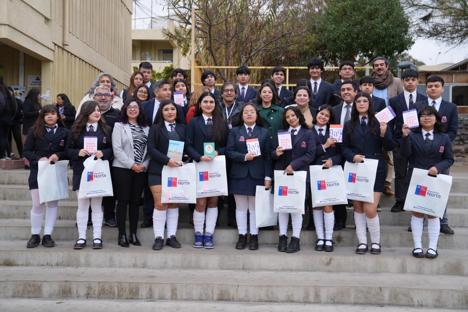 Estudiantes de Antofagasta recibieron cuadernillos de Inspiradoras STEM