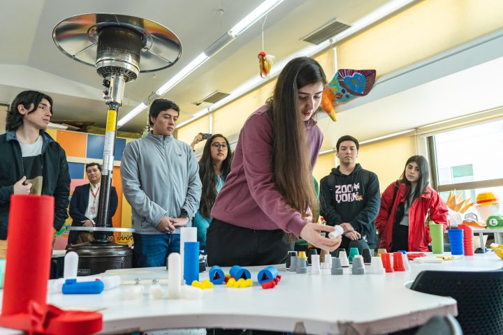 Estudiantes donan prototipos 3D para niños de la Teletón