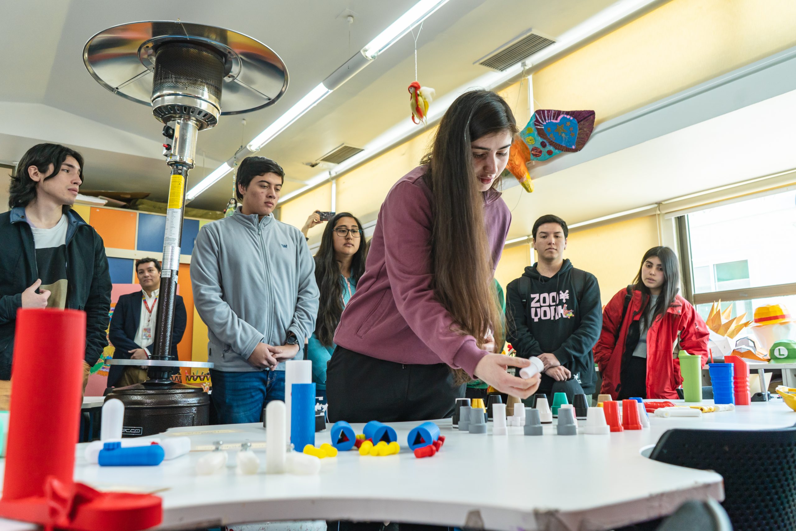 Estudiantes donan prototipos 3D para niños de la Teletón