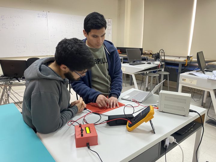 Estudiante crea equipo de medición con audio para personas ciegas