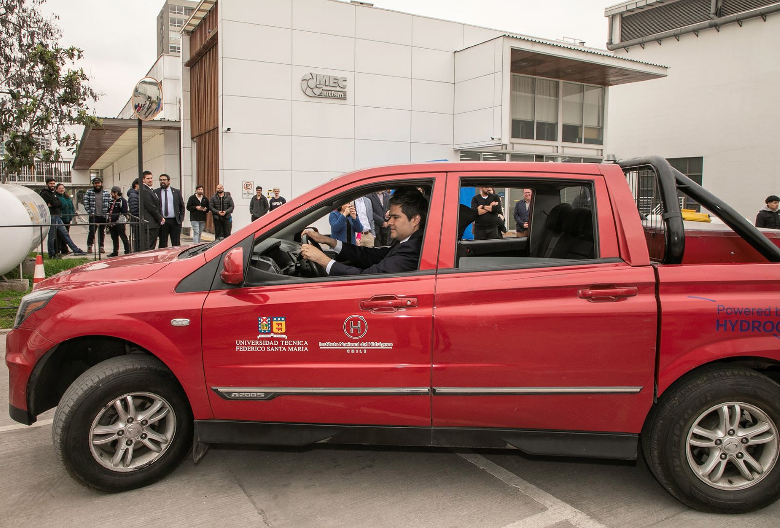 Crean en Chile la primera camioneta impulsada por hidrógeno verde