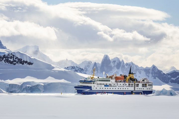 La fascinante travesía de un crucero turístico por la Antártica