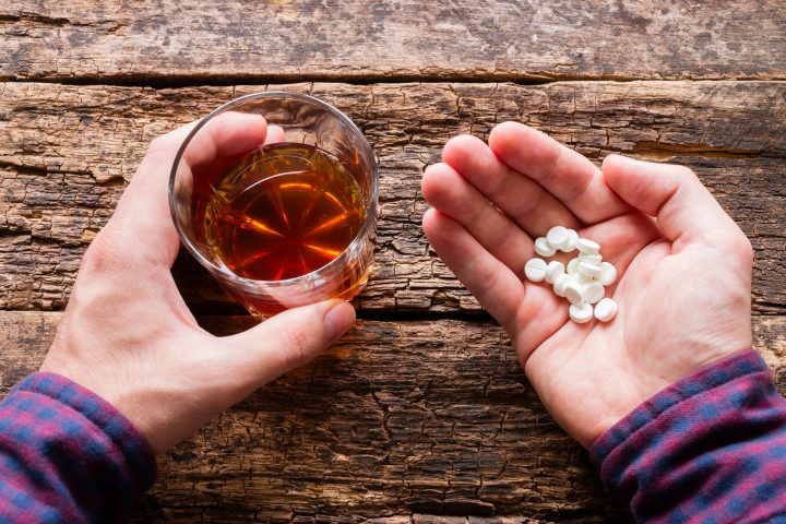 Mezclar alcohol con medicamentos puede generar efectos perjudiciales para la salud