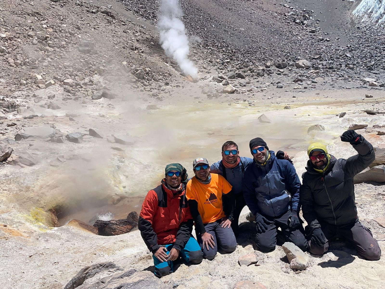 La hazaña de volcanólogos chilenos para tomar muestras del volcán más alto del mundo