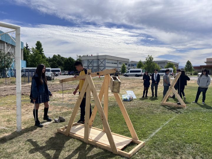 Escolares chilenos fabrican catapultas para aprender sobre Física