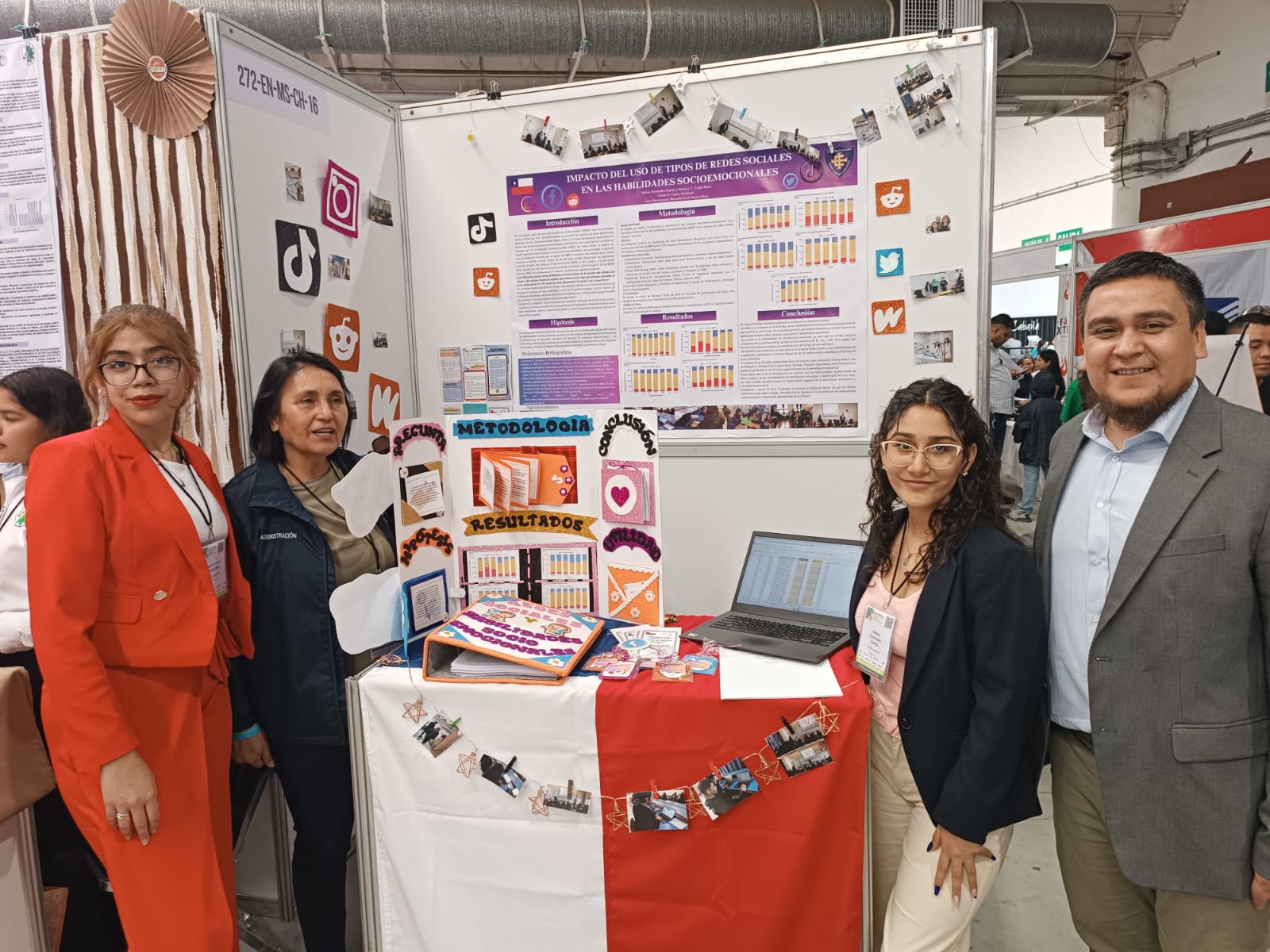 Jóvenes chilenas destacan en feria científica de México con investigación sobre redes sociales