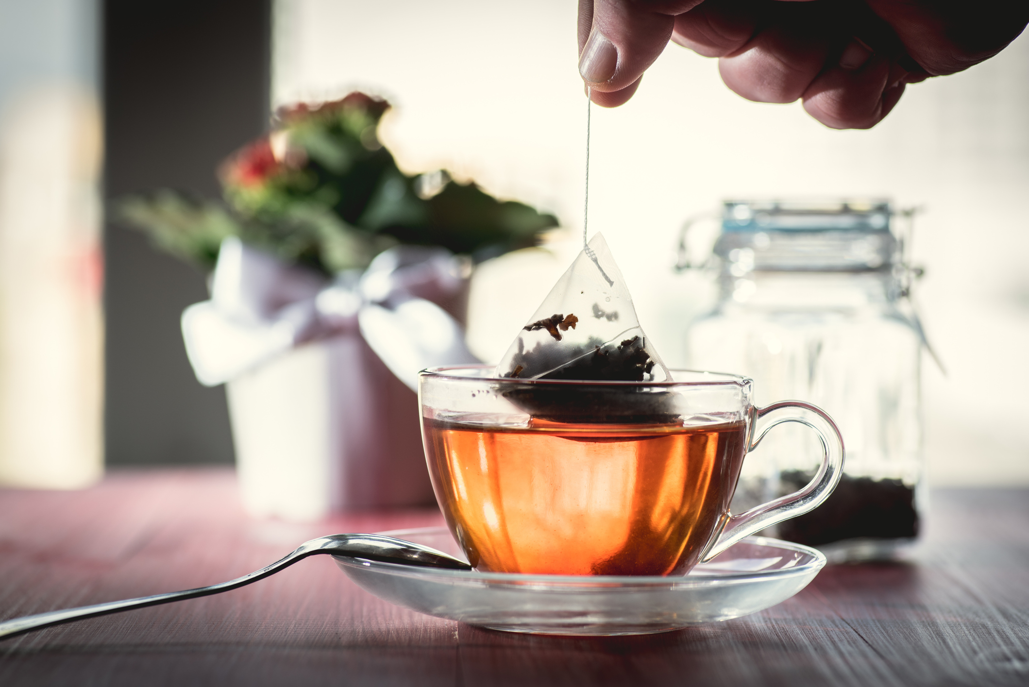 Bolsitas de té liberan millones de microplásticos durante su uso