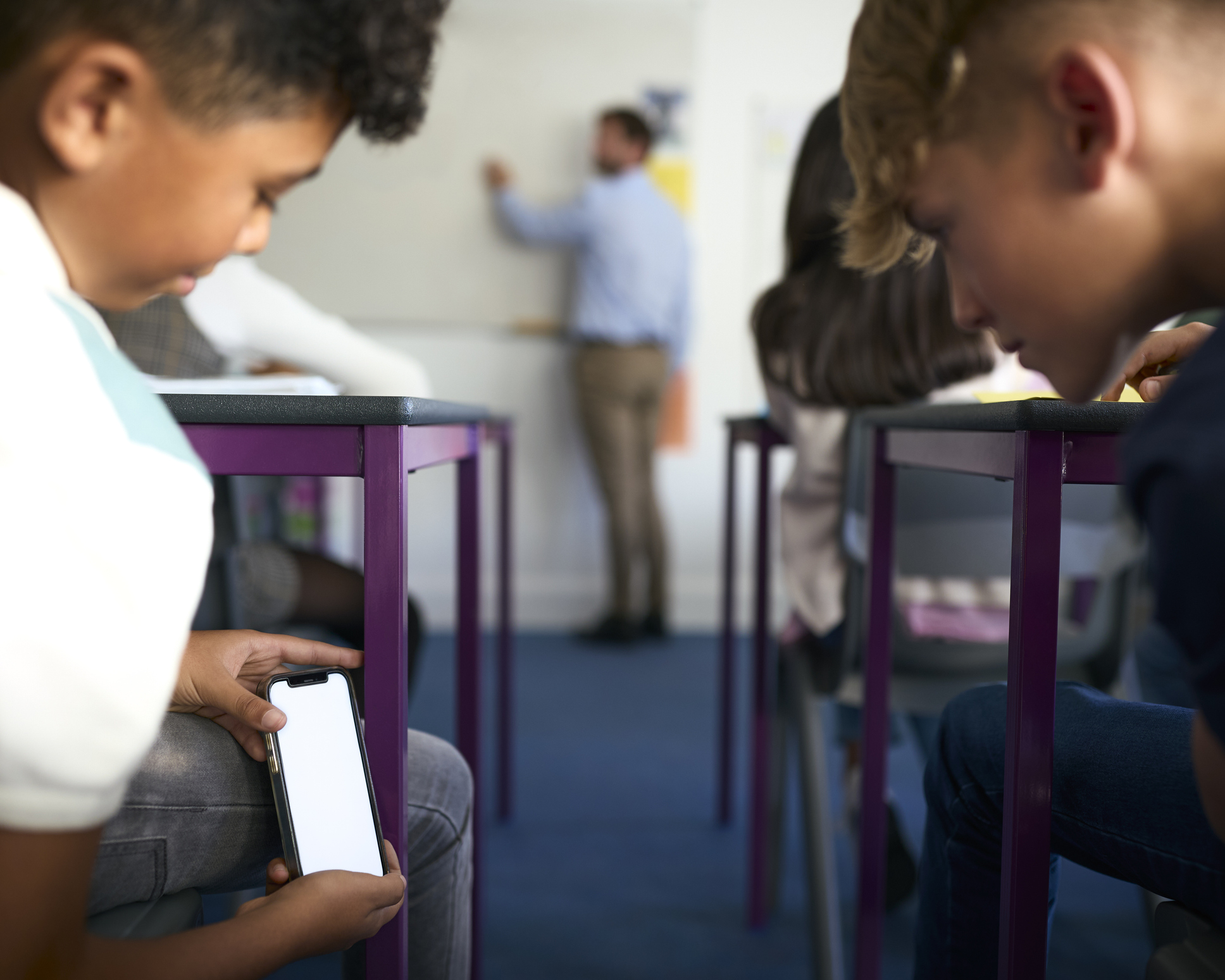 Unesco reveló aumento de países que prohíben el uso de celulares en la sala de clases