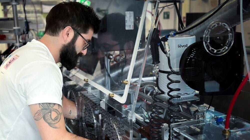 ¿Por qué se levanta el pelo al frotar un globo?: Chileno lideró estudio sobre electricidad estática