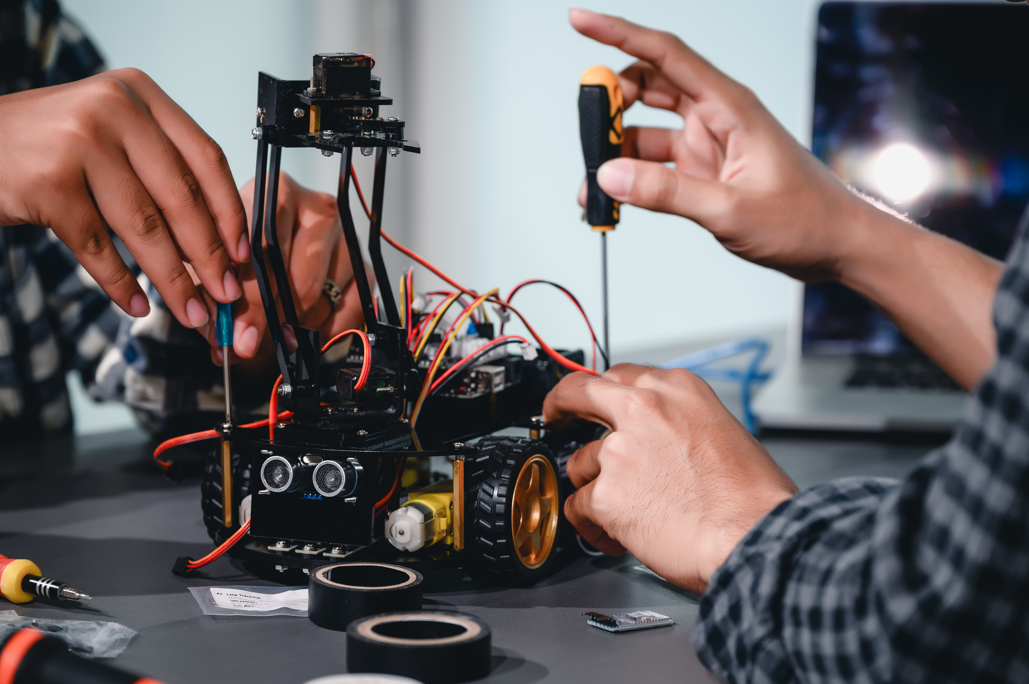 FabLab: El laboratorio de innovación y robótica impulsado por estudiantes del Instituto Nacional