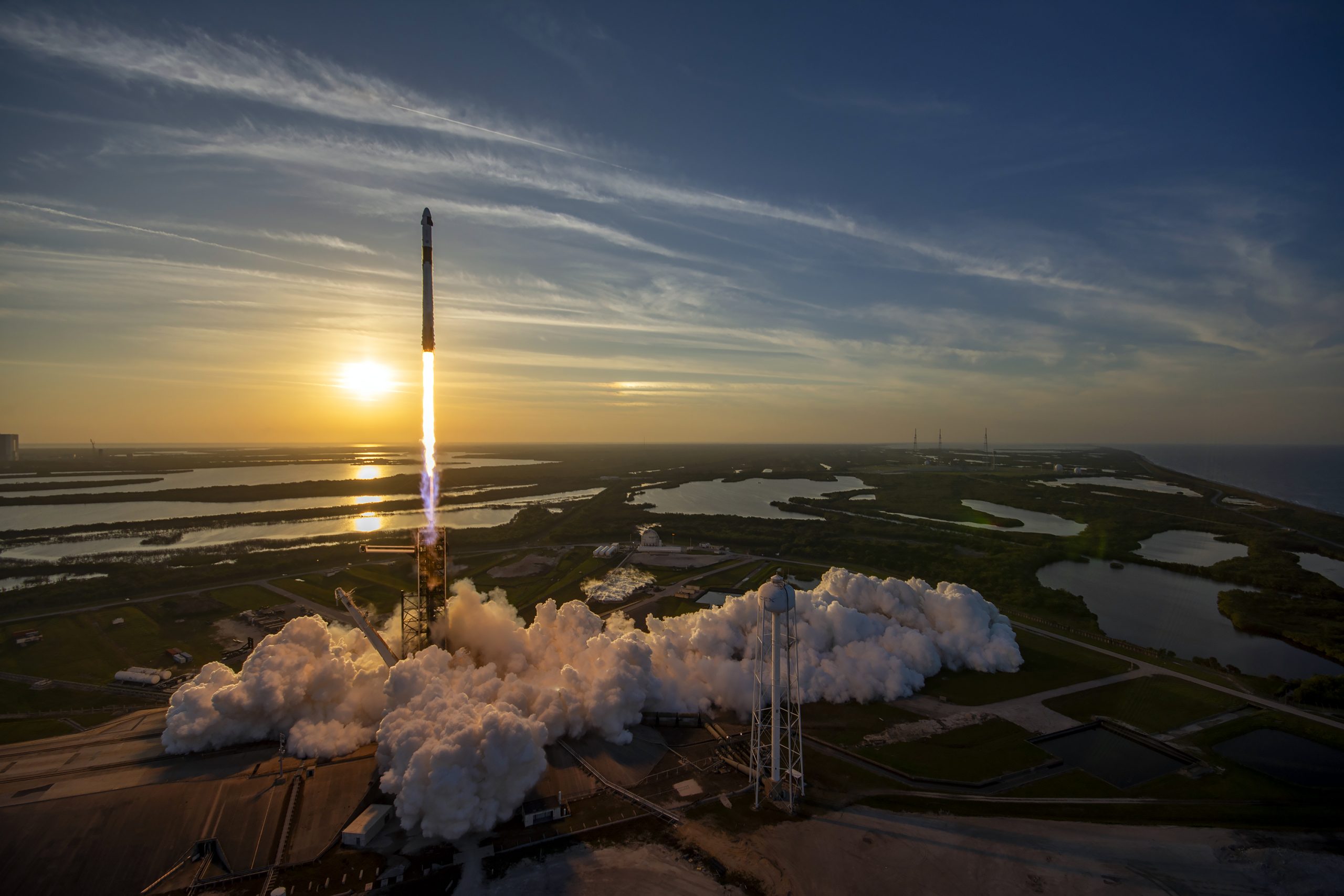 SpaceX llega al espacio para regresar a astronautas varados por casi nueve meses